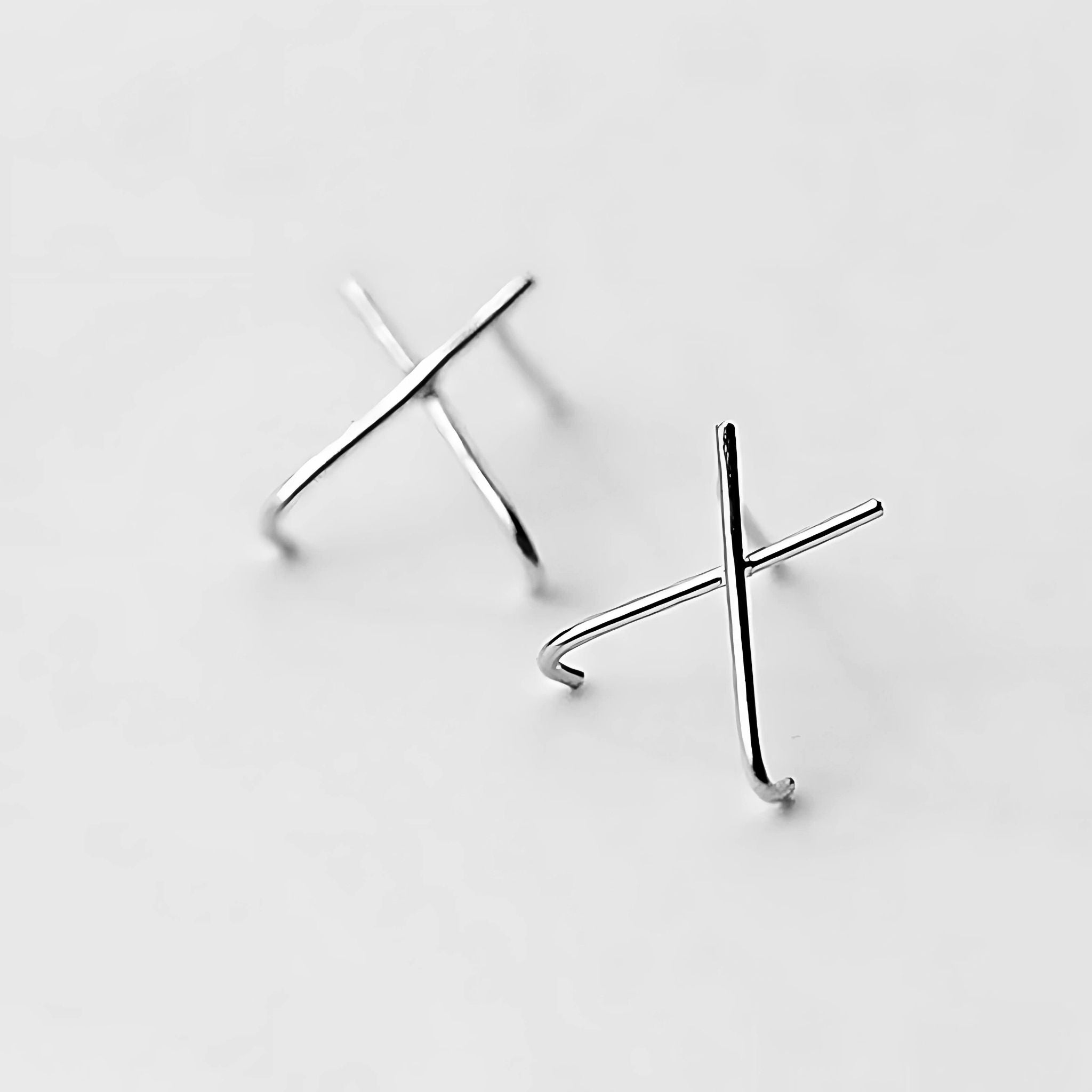 Crisscross Minimal Studs